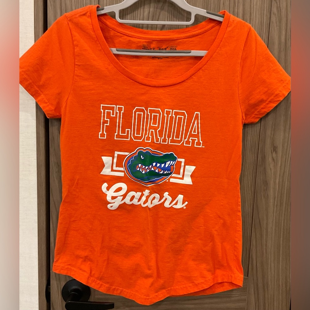The Victory Woman’s Gators Football Tee Size M See Measurements In Photos